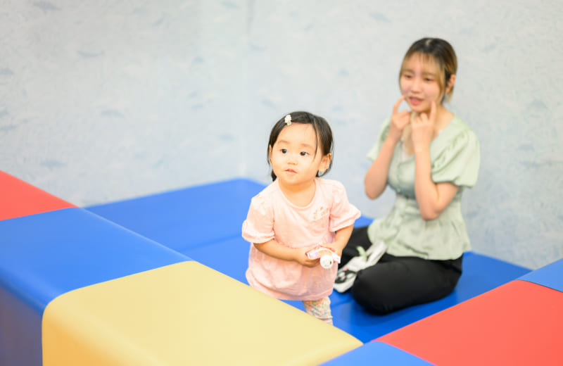 キッズスペースで遊ぶ親子